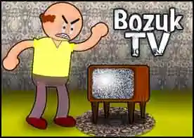 Bozuk TV - Eski tv bozulmuş kanalları çekmiyor ev ahalisi ona vurarak tekrar çalıştırmak istiyor